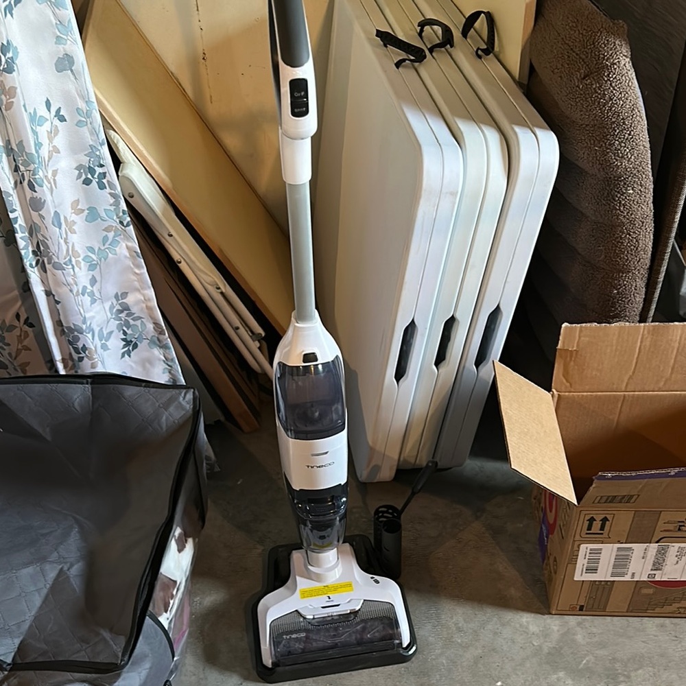 Tineco Cordless Vacuum- wet mop Cleaner - White and Black- model Tineco Ifloor 1